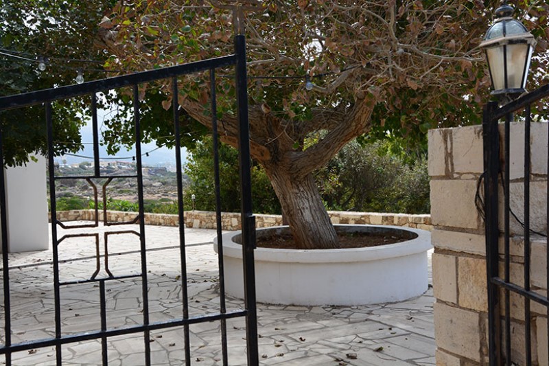 Creta. Falassarna beach. Scorcio del cortile, dal cancello d'ingresso. PhotoSilvana Matozza, Guido Bonacci