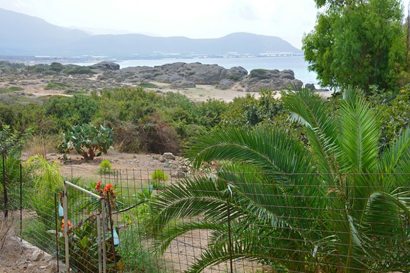 Grecia. Falassarna. Barren and mountainous  sea coast. PhotoSilvana Matozza, Guido Bonacci