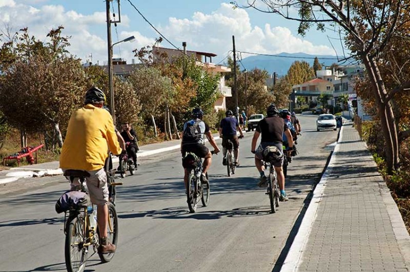 Turisti in bike escono dal paese.