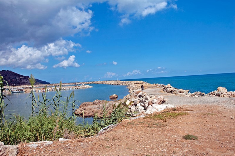 Cielo azzurro e acque turchesi nel tratto di costa del porticciolo.
