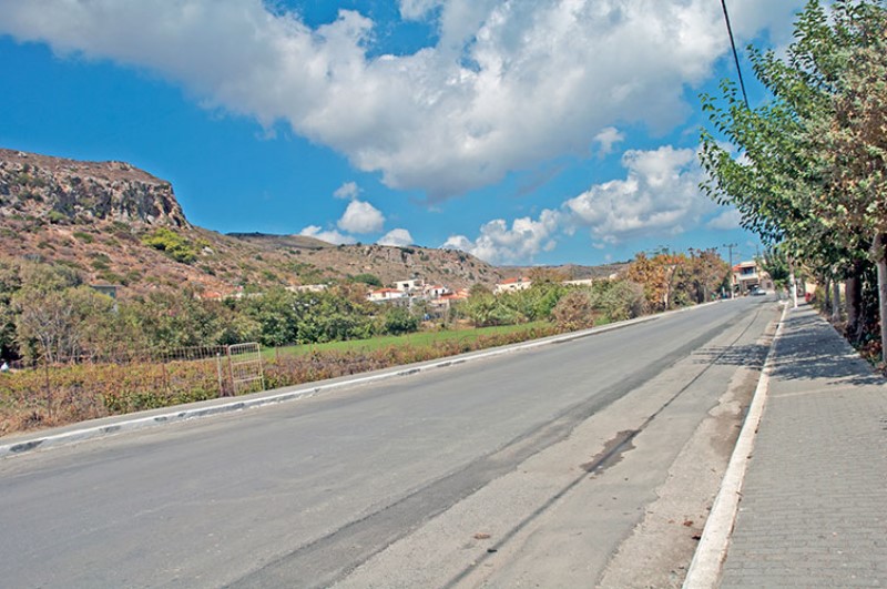 Strada provinciale in direzione di Kolimvari marina.