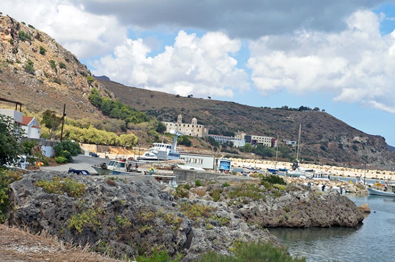 Il porticciolo dal lato della penisola di Rodopos. Moni Gonias e Accademia Ecclesiastica di Creta, sullo sfondo.