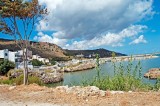 Costa marina dal lato del porticciolo di pescatori, con la penisola di Spatha ( Rodopos), sullo sfondo
