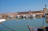 Veduta del porticciolo con pescatore sullo sfondo / Photo Impressioni jazz