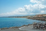 Costa marina, con taverne di fronte al mare. Prefettura di Chania.