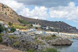 Vista dal porto, sul lato della penisola di Rodopos, con Moni Gonias e la moderna Accademia ortodossa di Creta.