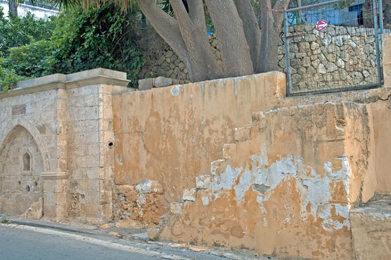 Strada con fontana. Monastero di Gonia.