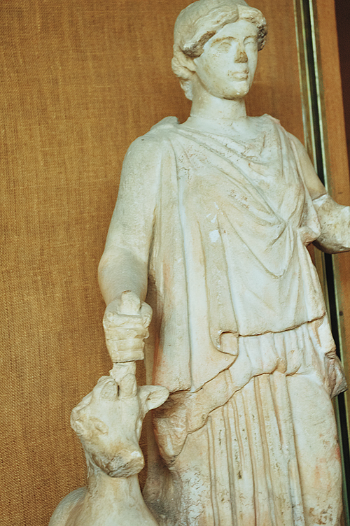 ../Images/Artemis.Artemide.Marble_Statue.Crete.jpg