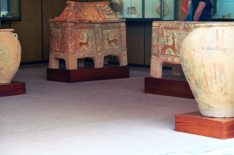 ../Images/Clay_sarcophagi_from_the_Armeni_Cemetery.Scorcio_sala_museo.jpg