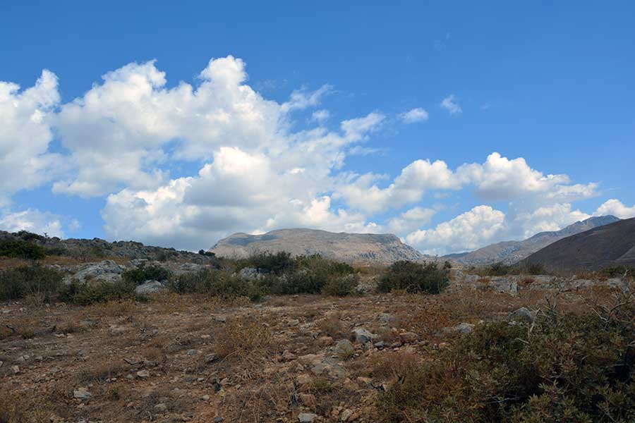 Una terra rocciosa e montagnosa sopra Preveli beach / PhotoSilvana Matozza