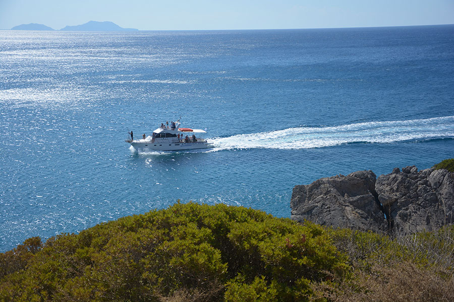 Scia bianca su mare argentato / PhotoSilvana Matozza