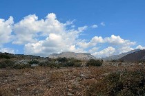 Una terra rocciosa e montagnosa sopra Preveli beach / PhotoSilvana Matozza
