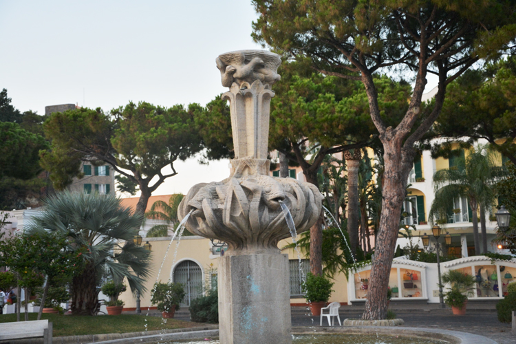 ../Images/Fontana-Monumento-ai-caduti.jpg