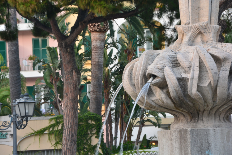 ../Images/Fontana-Scultore-Coccia.Isola-di-Ischia.jpg