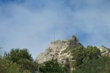 Bandiera sulla vetta del monte. Panorama d'Epomeo. Ischia