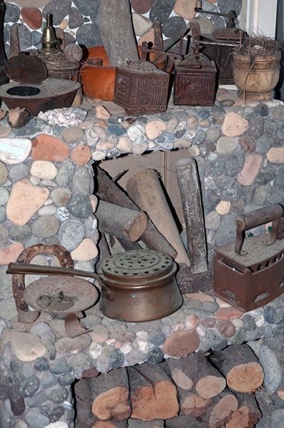 Forno a legna e antichi utensili nella Casa-Museo di Serrara Fontana.