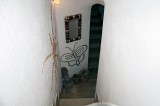 Una stilizzata figura di farfalla, in fondo alla scalinata della Casa-Museo.