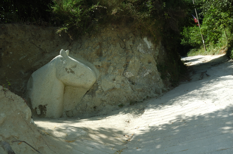 ../Images/sentiero_con_scultura.Epomeo.jpg