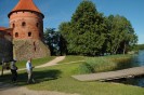 Coppia di turisti verso il battello_ Parco storico nazionale di Trakai  