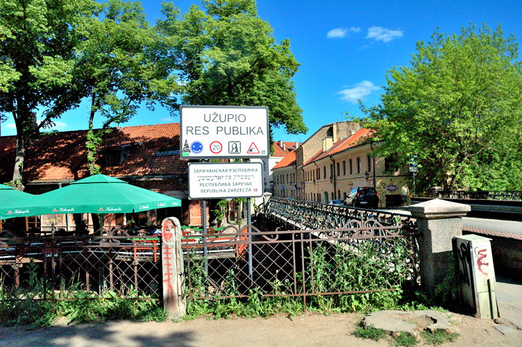 Užupis Bridge. Segnaletica dell'ingresso nella repubblica di Uzupio
