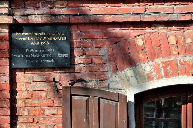 Montmartre e Uzupis. targa commemorativa