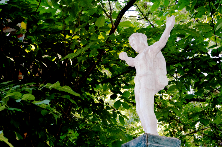 Un singolare Cristo con lo zaino. Uzupis. Vilnius -Lituania