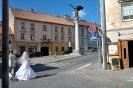 Coppia di sposi  in piazza a UZUPIO, per le fotografie