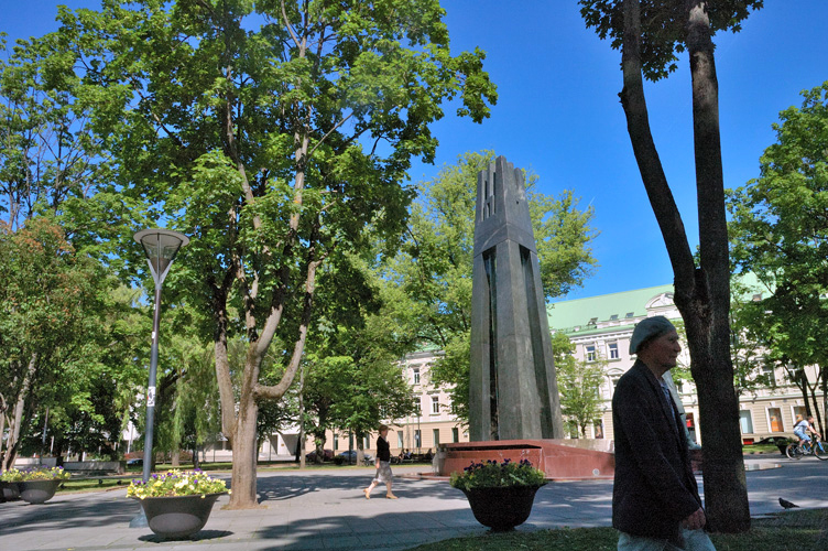 Vilnius. Passanti nei Giardini