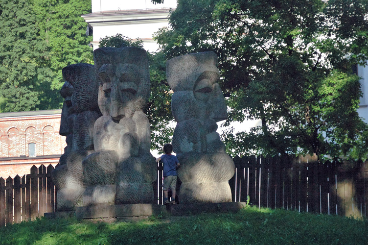 misteriose statue nel parco 