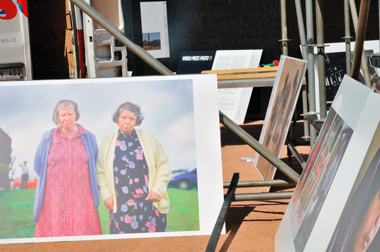 L'incisiva foto con due signore anziane, di una mostra open air