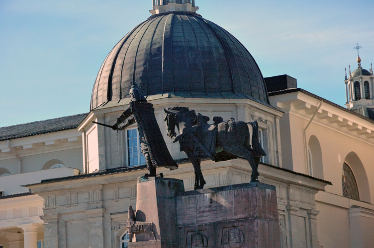 Il monumento dell' architetto Vytautas Kasuba, in piazza della Cattedrale di San Ladislao e San Staninslao.