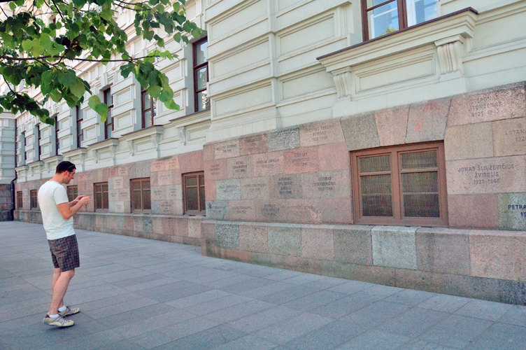 I nomi dei membri della resistenza lituana uccisi, scolpiti sul palazzo del museo.