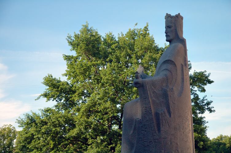 La troneggiante statua di re Mindaugas, nel centro della piazza, a Vilnius.