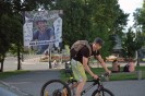 girando in bicicletta - strada di Vilnius