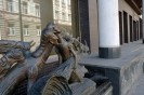 La scultura di una coppia angeli con cornucopia in una via di Vilnius