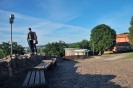 Dall'alto della collina, due innamorati contemplano il panorama della citt di Vilnius.