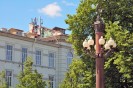 Colorati graffiti su un palazzo di Vilnius