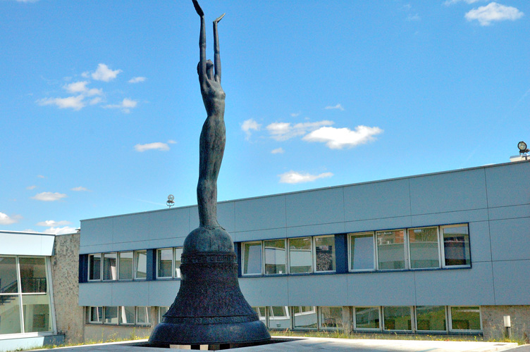 Una singolare e simbolica statua di donna su campana. Photo Impressioni Jazz
