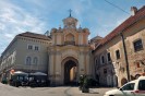 Il gate, del 1761, che conduce al monstero e alla chiesa gotica.