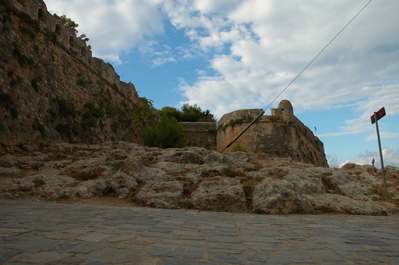 Le mura fortificate, viste dal lato dell'ingresso principale.