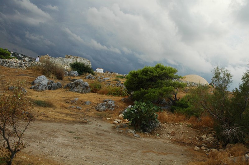 Cariche nuvole si addensano sul brullo paesaggio della Fortezza / Photo Impressioni Jazz