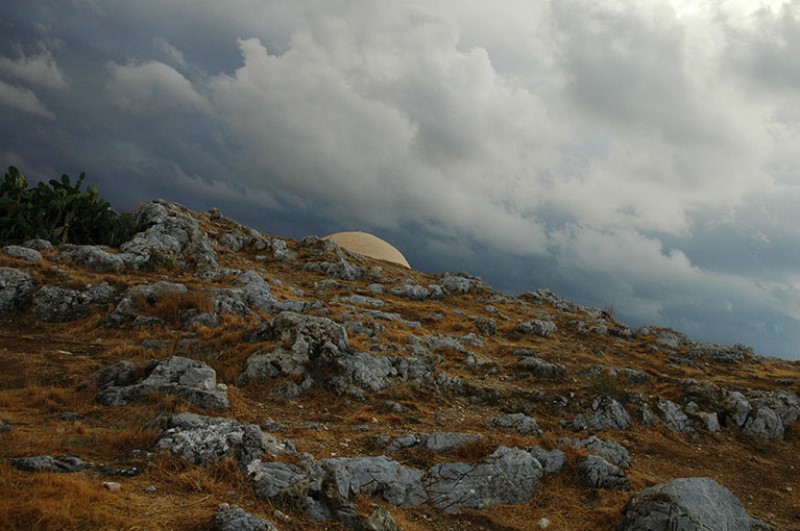 Nuvole plumbee avvolgono l'area rocciosa della fortezza / Photo Impressioni Jazz