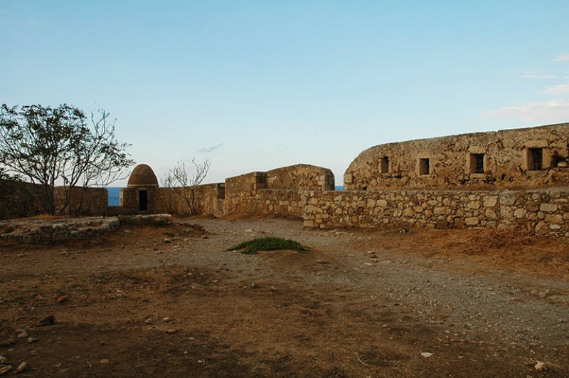 Pareti del  lato esterno, con torretta di guardia, del bastione.