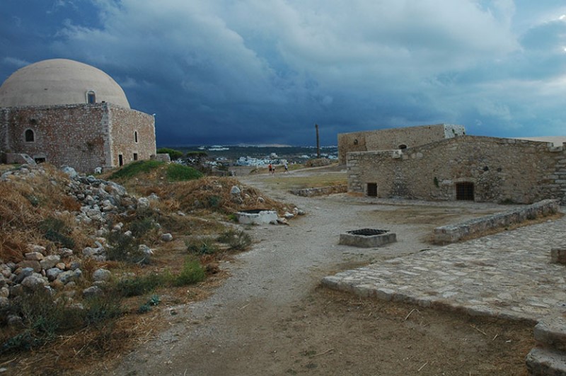 La cattedrale di San Nicola, trasformata dai turchi in moschea, e altri edifici.