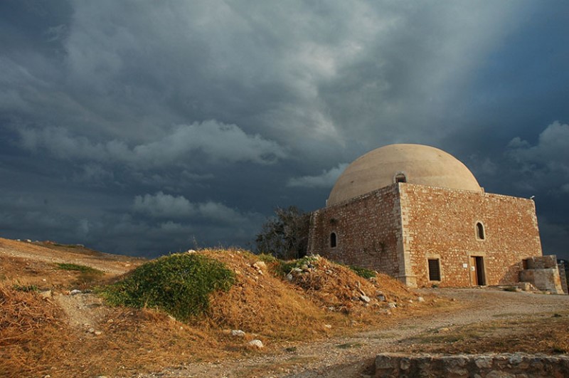 L'edificio quadrato della moschea, con la massiccia e imponente cupola.