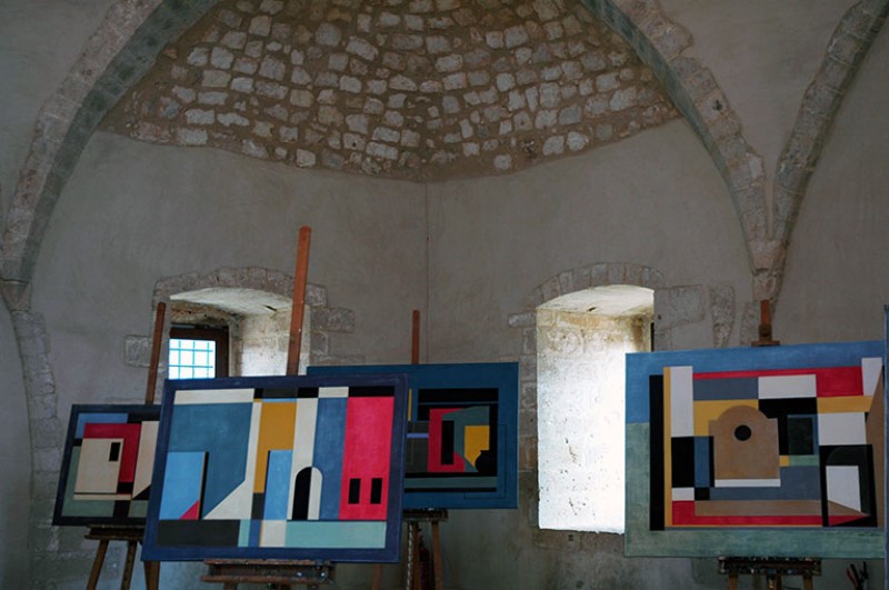 Geometrie e colori solidi, nei quadri dell'esposizione: Luce nella città vecchia di Rethymnon. 