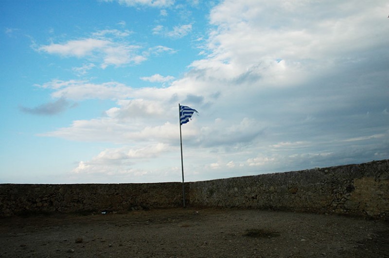 La bandiera della Repubblica ellenica sventola sul bastione della Fortezza di Rethymno.