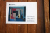 Il depliant della mostra di pittura di Akis Raptis, affisso alla porta della Moschea.