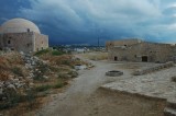 La cattedrale di San Nicola, trasformata dai turchi in moschea, e altri edifici.