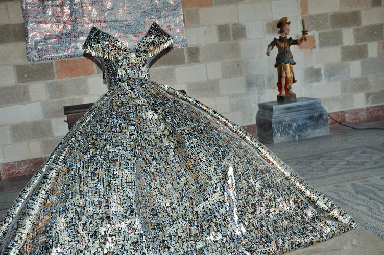 ../Images/La_Traviata.Costume_sculptured_whith_aluninum_Cans.jpg